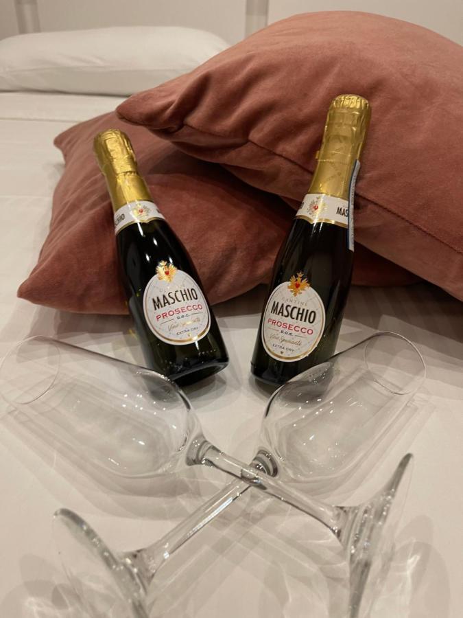 Napule E ... Hotel Nápoly Kültér fotó